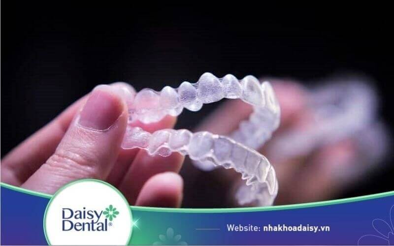 Niềng răng Invisalign sử dụng khay niềng trong suốt