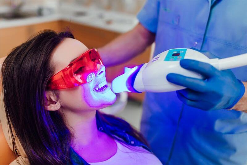 Bác sĩ sử dụng đèn Laser để kết hợp và hoàn thiện hàm răng sau khi dán sứ